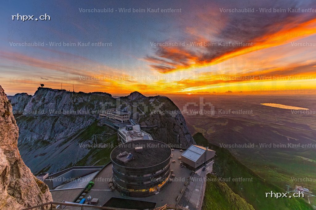 Aktuelle Auswahl Bild des Monats: Sonnenuntergang mit Hotel Bellevue und Pilatus Kulm