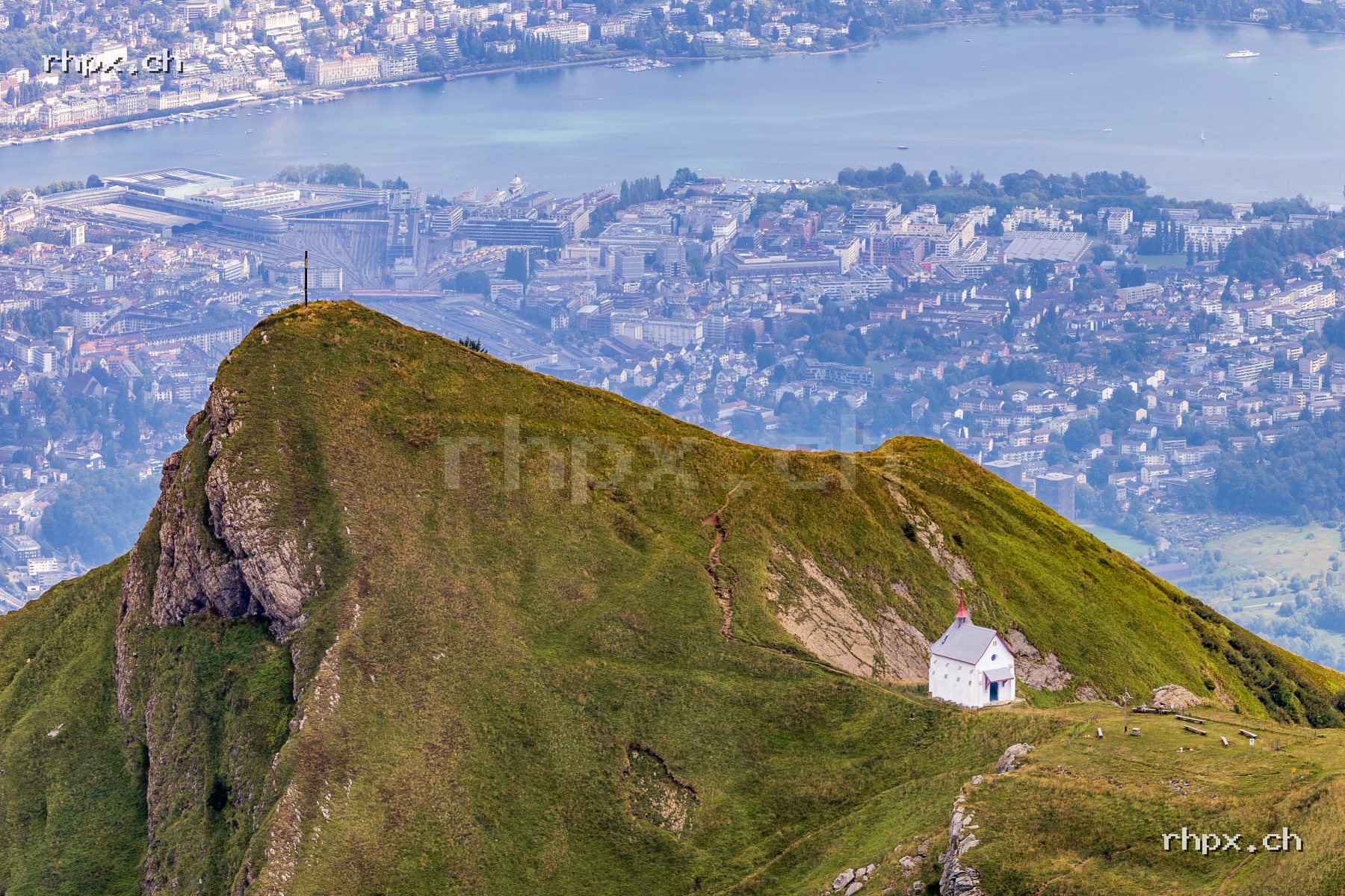 Aktuelle Auswahl Bild des Monats: Klimsenhorn mit STadt Luzern im Hintergrund