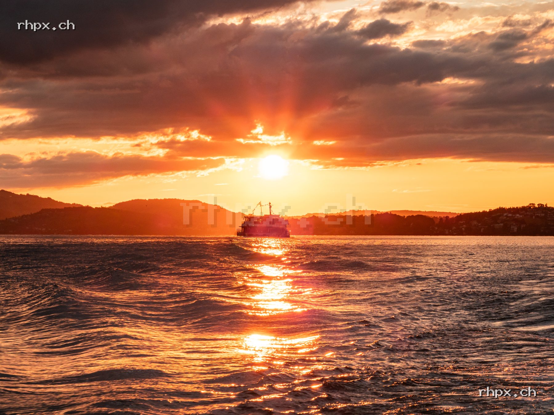 Aktuelle Auswahl Bild des Monats: Sonnenuntergang auf dem Vierwaldstättersee