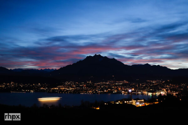 Abendblick vom Dietschiberg über Luzern, Vierwaldstättersee und Pilatus in der blauen Stunde.