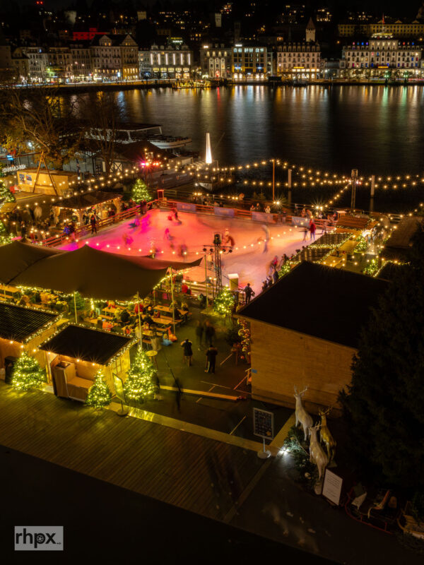 KKL Luzern und Europaplatz mit winterlicher Beleuchtung und moderner Architektur am Abend.